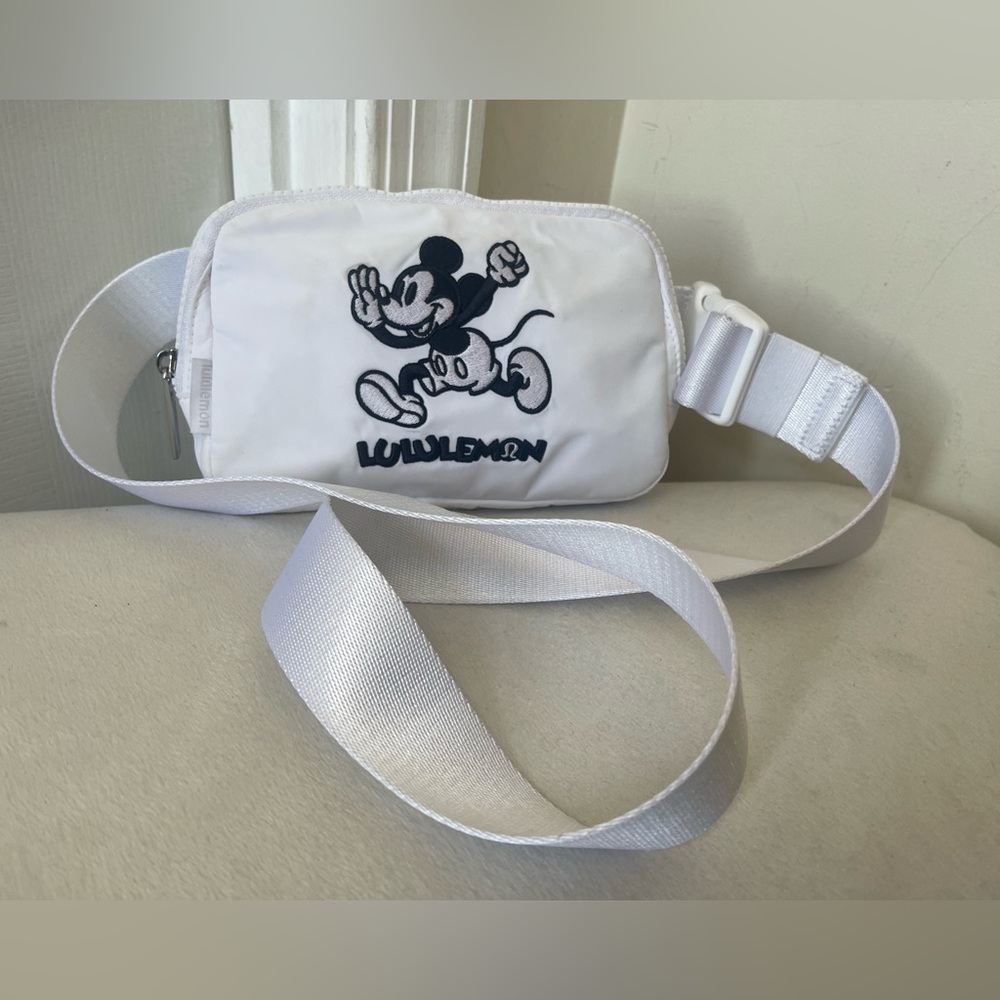 Disney x lululemon Everywhere Belt Bag EUC - Picture 7 of 8